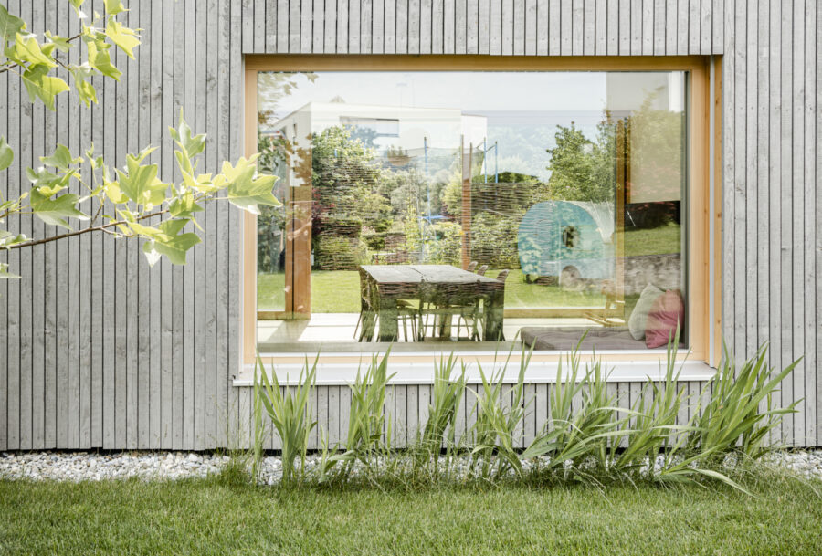 Fenster mit Sitzbank - Einfamilienhaus | Götzis | zeitlose Architektur | 161 m²