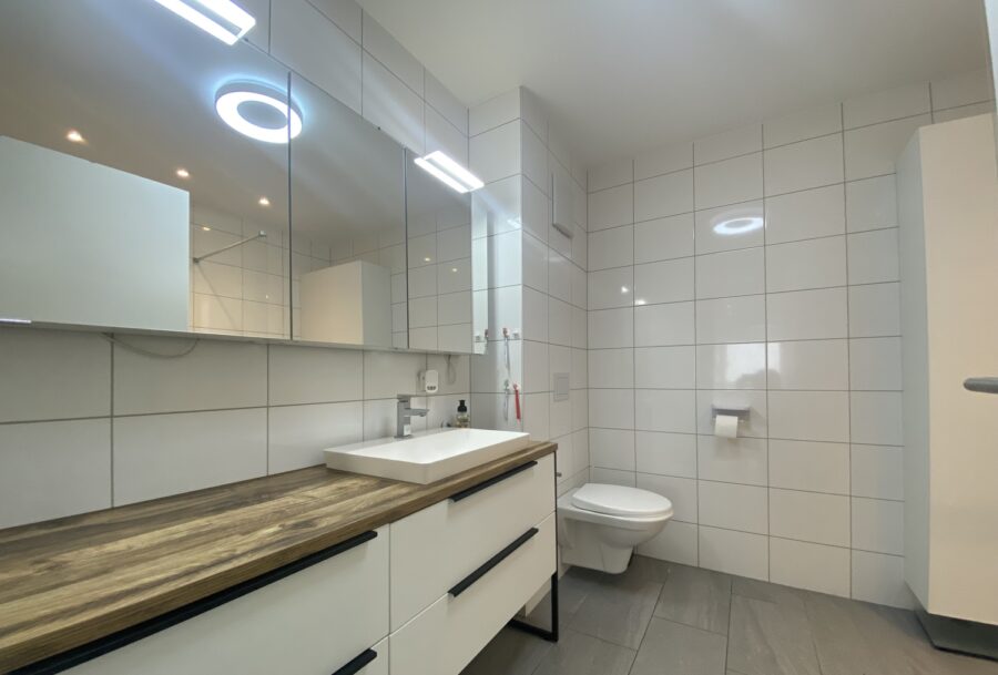 Badezimmer - 3 Zimmer-Wohnung | Neuwertig | Fußbodenheizung | 76 qm