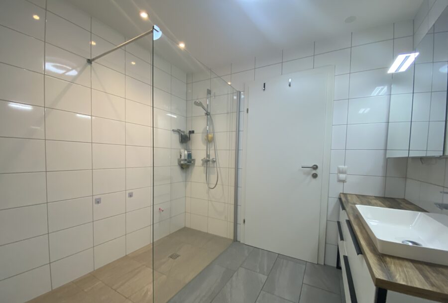 Badezimmer - 3 Zimmer-Wohnung | Neuwertig | Fußbodenheizung | 76 qm