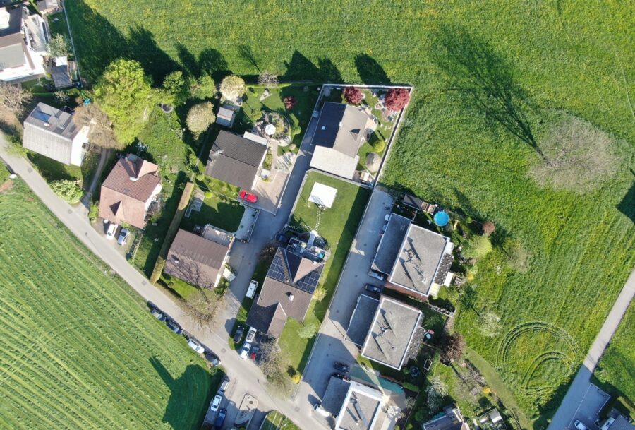 Vogelperspektive - Wohnhaus | großzügiger Garten | Garage |  moderne Ausstattung